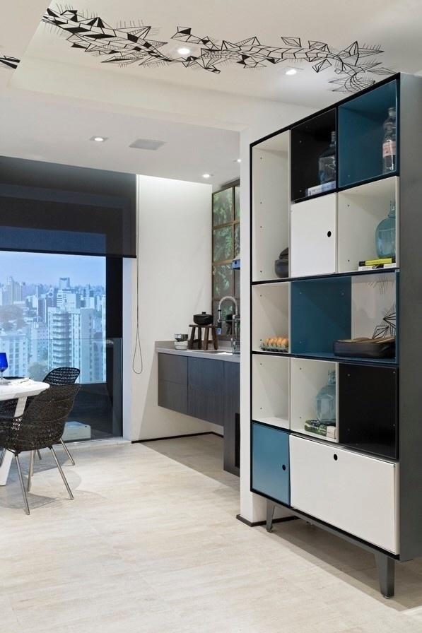 Aqui, o teto serviu de tela para a obra da artista plástica Kalina Juzwiak. A curva geométrica cria movimento e descontrai o ambiente integrado e marcado por linhas retas. Para proteger a pintura e aumentar sua duração foi aplicado um impermeabilizante. Projeto: Cilene Monteiro Lupi - Alain Brugier / Divulgação