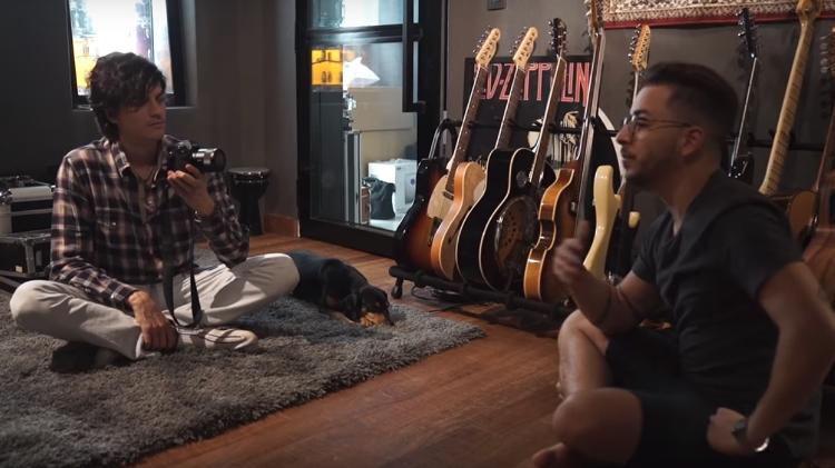 Fernando Grostein entrevista o cantor Júnior Lima para seu canal no Youtube - Reprodução/Youtube - Reprodução/Youtube