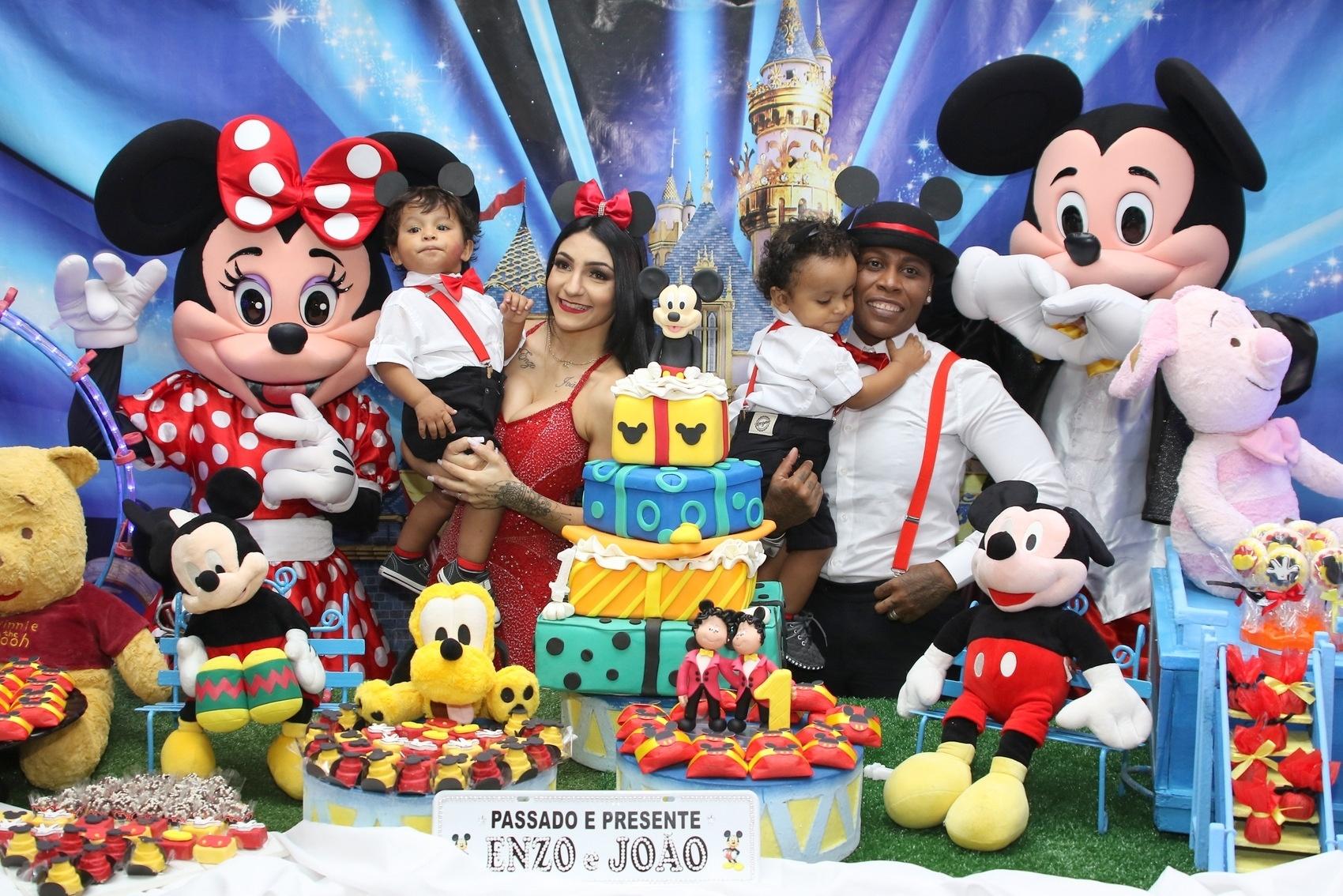 A mesa do bolo do aniversário dos gêmeos, filhos de Pepê, foi decorada com personagens da Disney - Thiago Duran/AgNews 