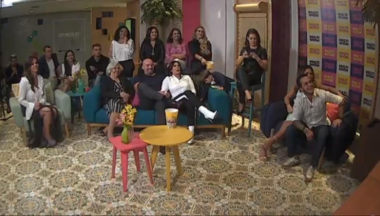 A família --composta por Gretchen, o marido, Thammy, a namorada, Andressa, Sula Miranda, entre outros-- acompanhou ao primeira episódio cerca de trinta minutos antes de sua estreia oficial na TV - Reprodução/multishow.com.br
