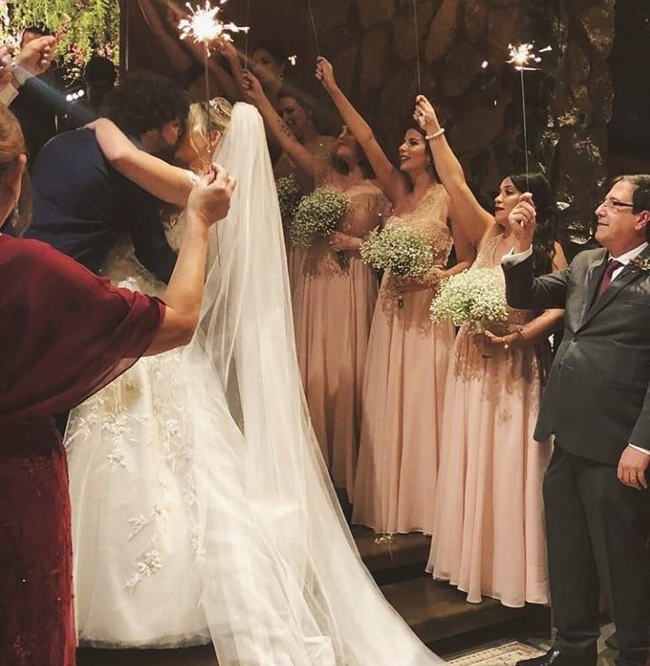 Niina e Guilherme se beijam após a cerimônia - Reprodução/Instagram