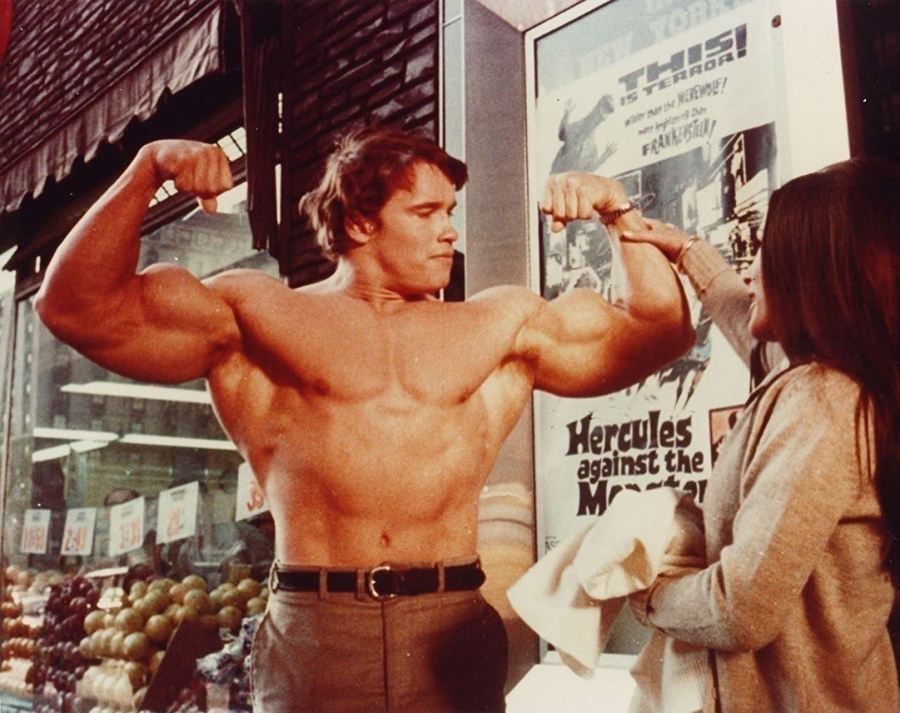 Arnold Schwarzenegger e Deborah Loomis em "Hércules em Nova York" (1970) - Divulgação