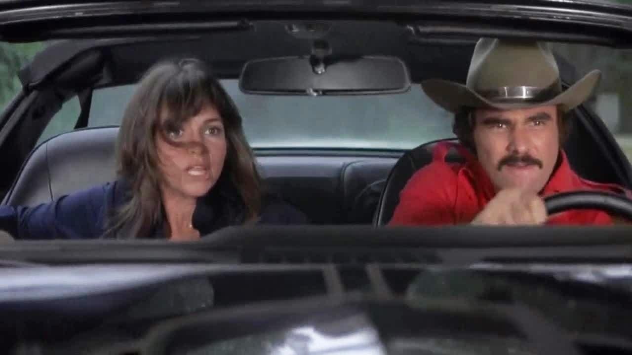 Reynolds contracena com Sally Field em "Agarre-me se Puderes" (1977) - Reprodução