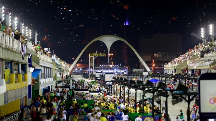 7.fev.2016 - Vista da Sapucaí antes do desfile do primeiro dia do Grupo Especial - Douglas Shineidr / UOL