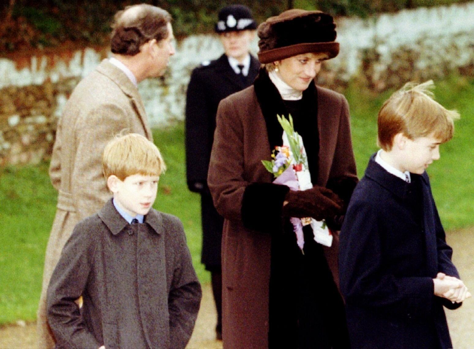 Príncipe Charles, Diana e os filhos William e Harry passeiam juntos na noite de Natal na propriedade da família real em Norfolk em 1994 - Getty Images