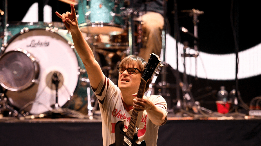 Rivers Cuomo, do Weezer, durante show no The Forum, em 2019 - Getty Images