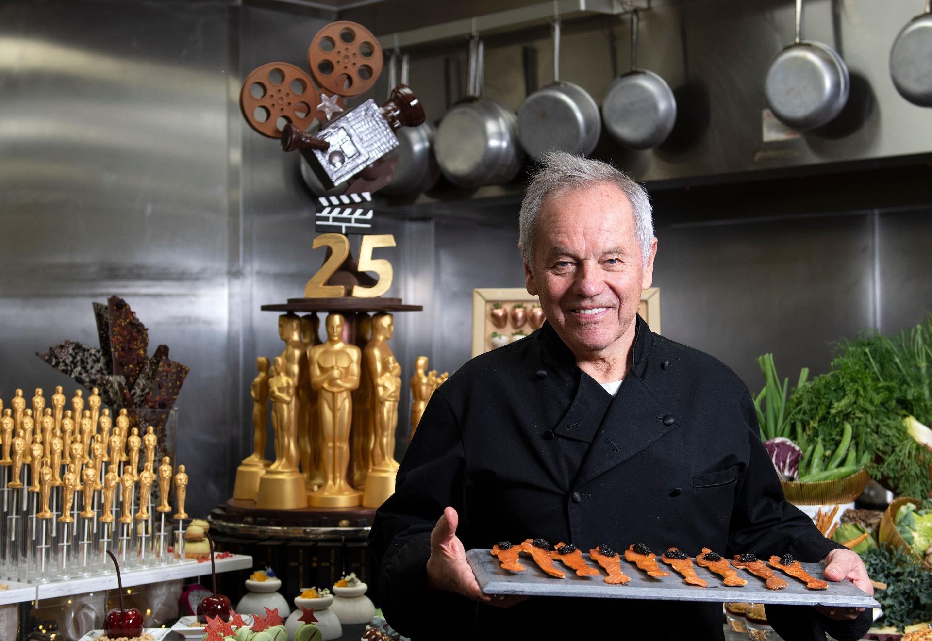 Chef Wolfgang Puck na cozinha onde preparará o banquete do Oscar - Valerie Macon/AFP
