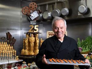 Chef Wolfgang Puck na cozinha onde preparará o banquete do Oscar - Valerie Macon/AFP