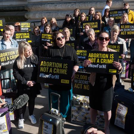 Mulheres protestam pelo legalização do aborto na Irlanda do Norte - Getty Images