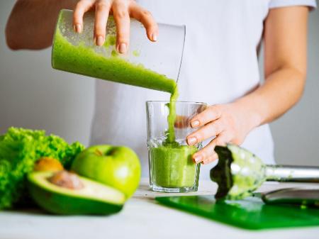 Detox Smoothie. Mulher saudável Apto Beber Dieta Fitness Drink