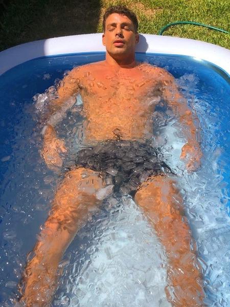 Cauã Reymond se refresca em piscina com gelo - Reprodução/Instagram