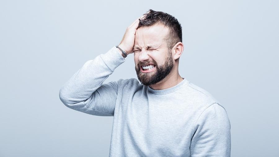 O costume de apertar ou ranger os dentes quando se está acordado pode causar  dor de cabeça e na face  - iStock