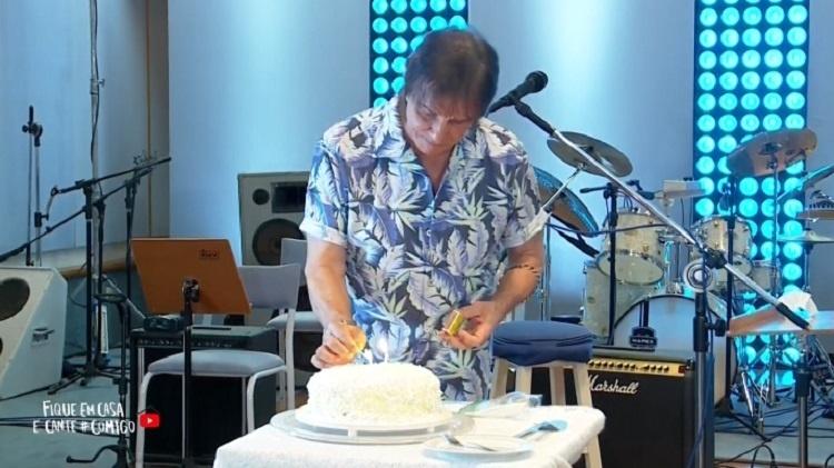 Roberto Carlos acende vela em bolo de aniversário - Reprodução - Reprodução