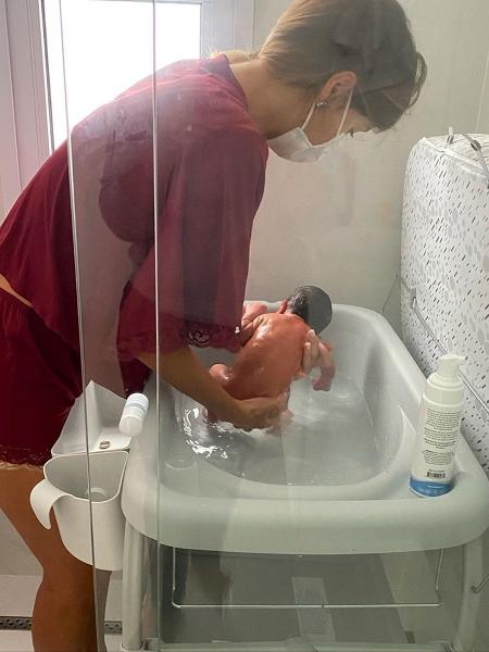 Biah Rodrigues dando banho em seu filho - Reprodução/Instagram