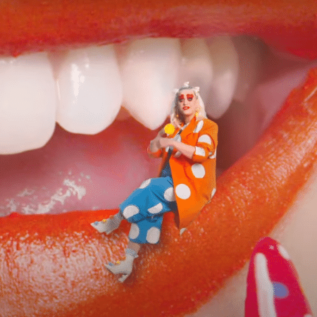 Katy Perry em cena do clipe de "Smile" - Reprodução/Youtube