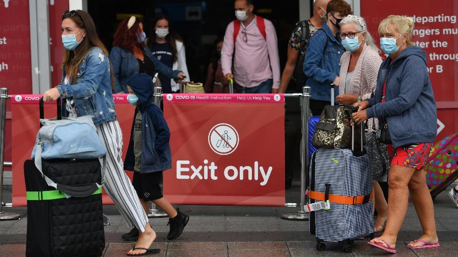 Passengeiros britânicos de voo da Espanha chegam ao aeroporto de Birmingham - PA Images via Getty Images
