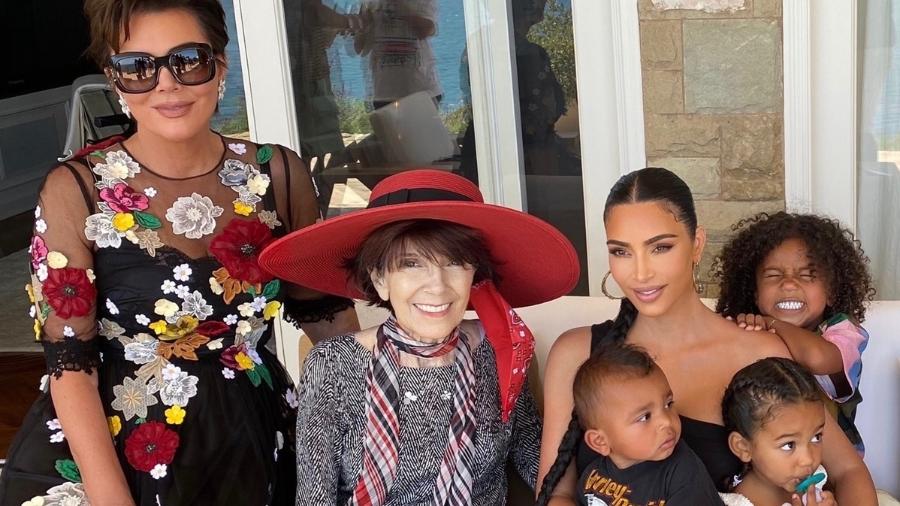 Kim Kardashian com a mãe, avó e filhos - Reprodução/Twitter