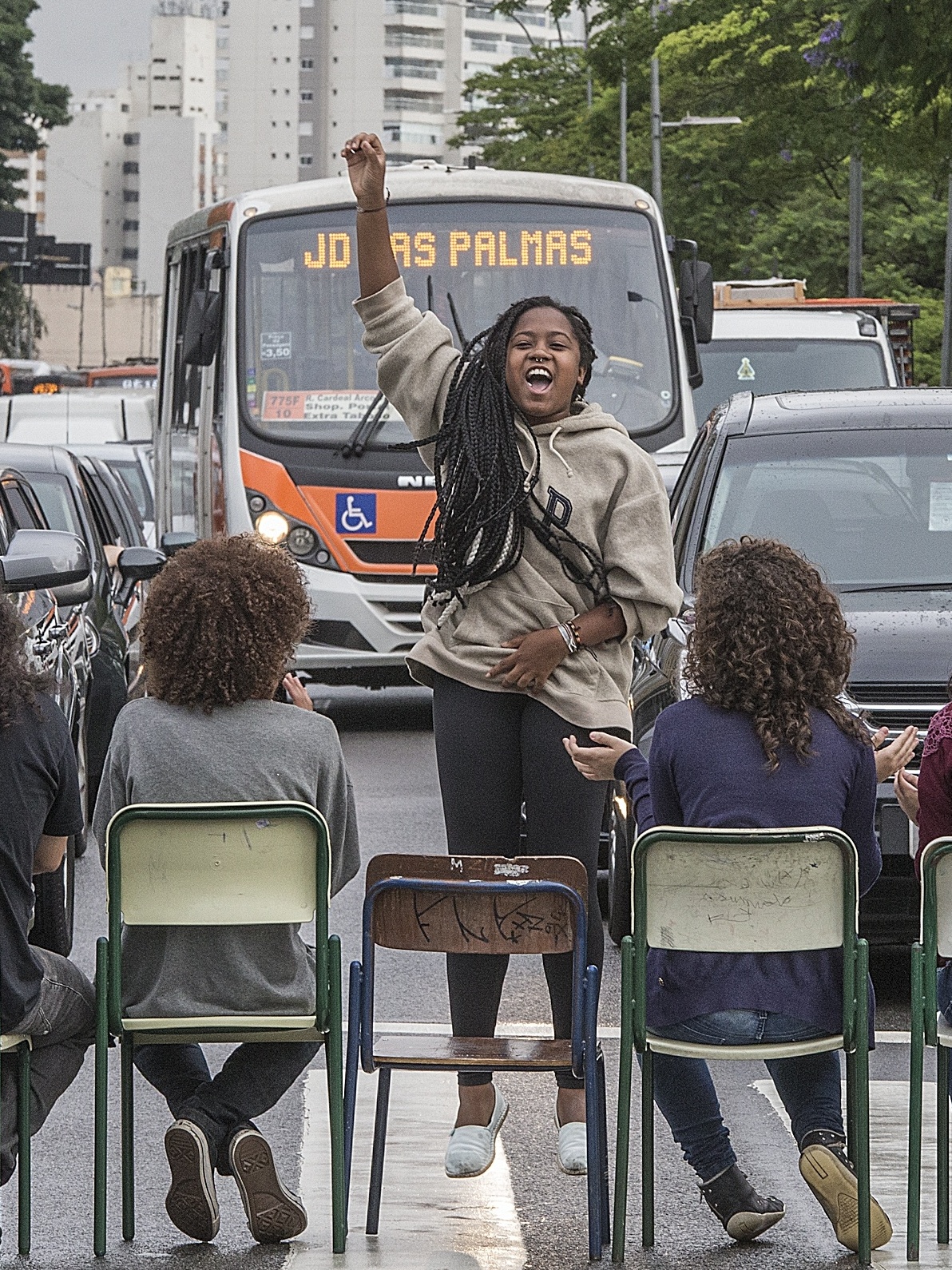 O brasileiro pobre O bostileiro de classe esperando na fila para defendendo  ser atendido no sus SUS falando que ele é vários dias. o melhor sistema de  saúde pública. made memetis 