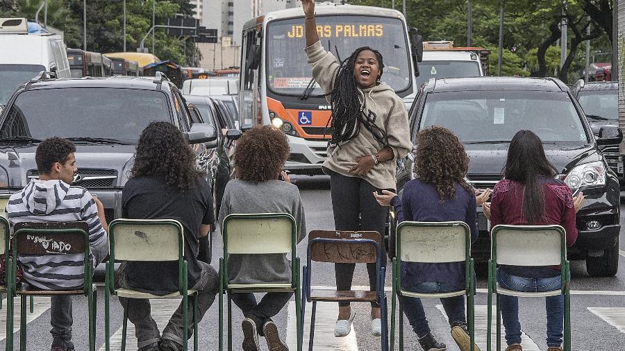 Estudantes de escolas públicas da região oeste de São Paulo protestam por educação de qualidade no cruzamento entre as avenidas Rebouças e Faria Lima - Marlene Bergamo/Folhapress