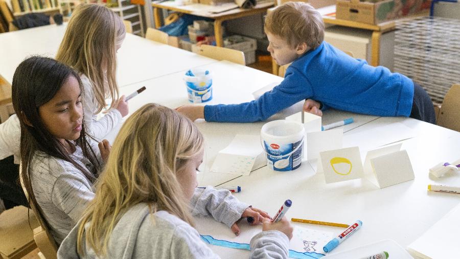 Crianças desenhando na Porvoo Art School, na Finlândia  - Pasi Markkanen/Finland Image Bank