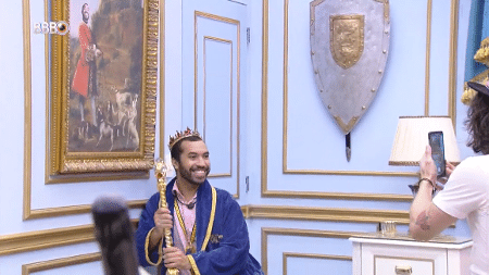 BBB 21: Gil posa ao lado de quadro no quarto do líder - Reprodução/Globoplay - Reprodução/Globoplay