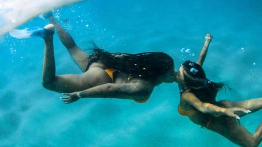 Ludmilla e Brunna Gonçalves se beijam embaixo d"água - Reprodução/Instagram
