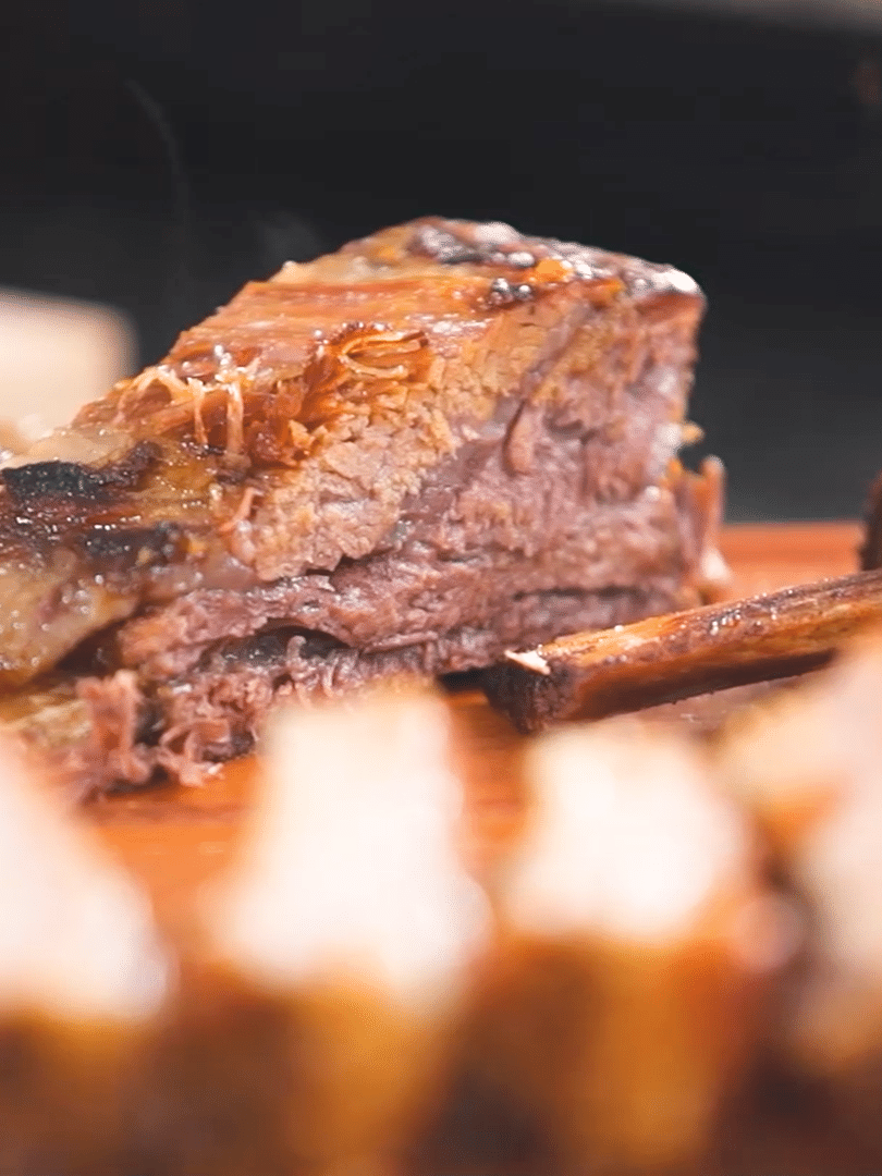 Costela na churrasqueira: como deixar a carne macia se soltando do osso
