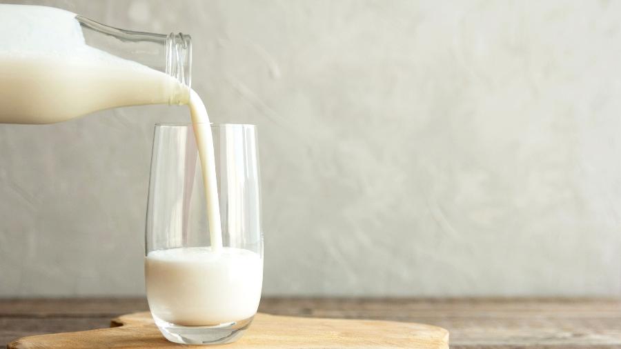 Pesquisadores criaram produtos à base de leite e de soja fermentados usando bactérias que produzem o nutriente  - iStock