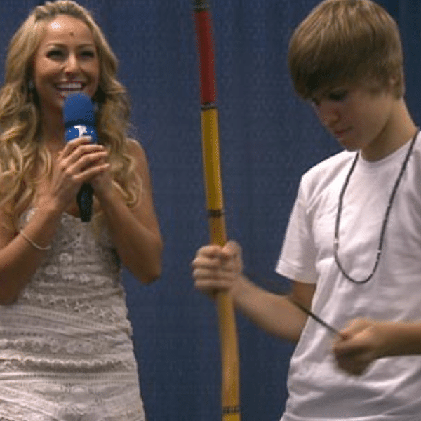 Sabrina Sato entrevista Justin Bieber em 2010 para o 'Pânico na TV'