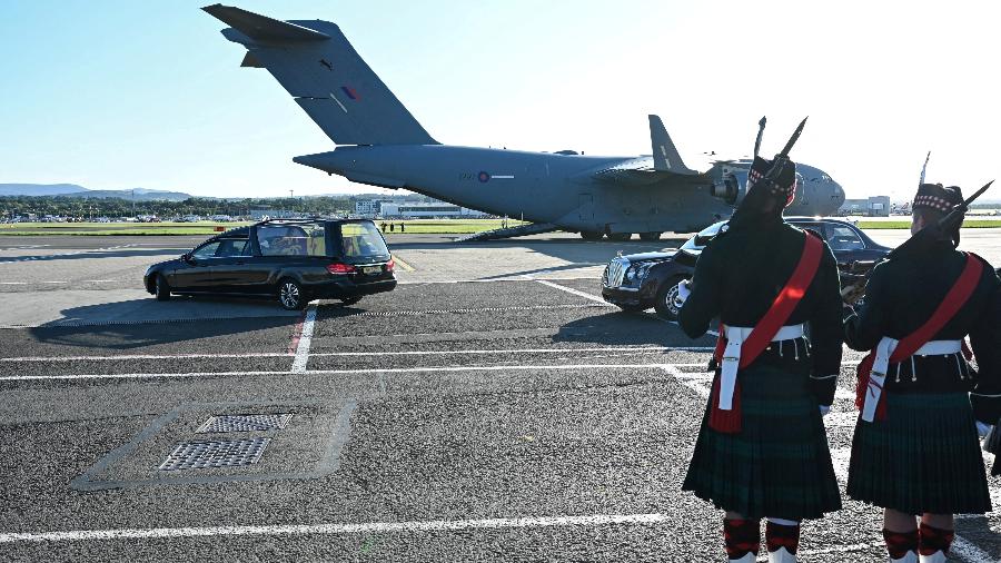 Estandarte Real da Escócia ao lado do RAF C17, avião que transportou o corpo da Rainha Elizabeth 2ª de Edimburgo para Londres - PAUL ELLIS/Pool via REUTERS