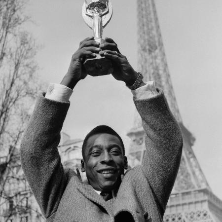 Pelé e a taça Jules Rimet na Torre Eiffel, em Paris, França - Getty Images