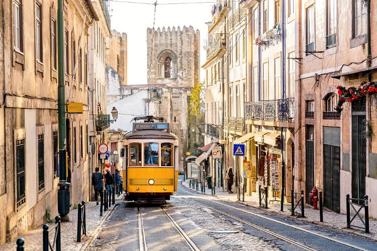 Bonde sobe uma das ruas do centro antigo de Lisboa