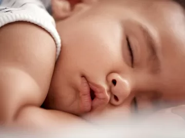Maioria dos casos de morte súbita de bebês acontece em camas compartilhadas