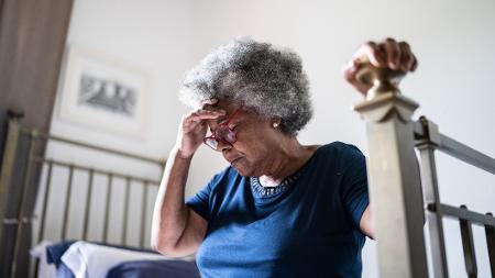 idosa negra, fadiga, dor de cabeça, covid longa - iStock
