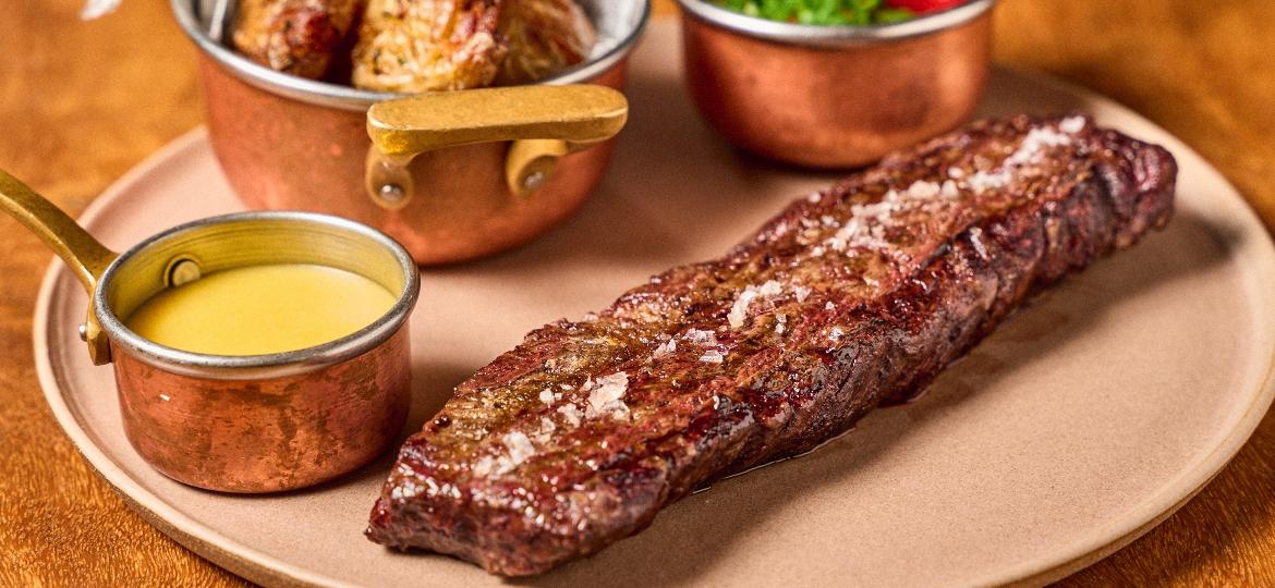 Denver steak de Curraleiro-Pé-Duro com batata ao murro, alho, tomilho e pimenta de piquillo  - Iago Fundaro