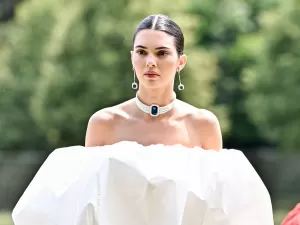 Kendall Jenner para a web ao postar ensaio de topless; veja