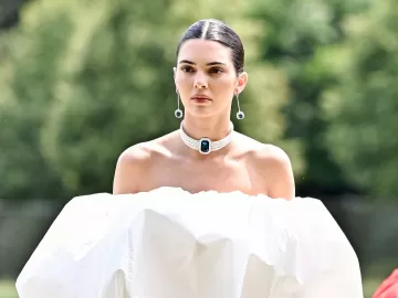 Kendall Jenner posta foto de ensaio de topless; veja