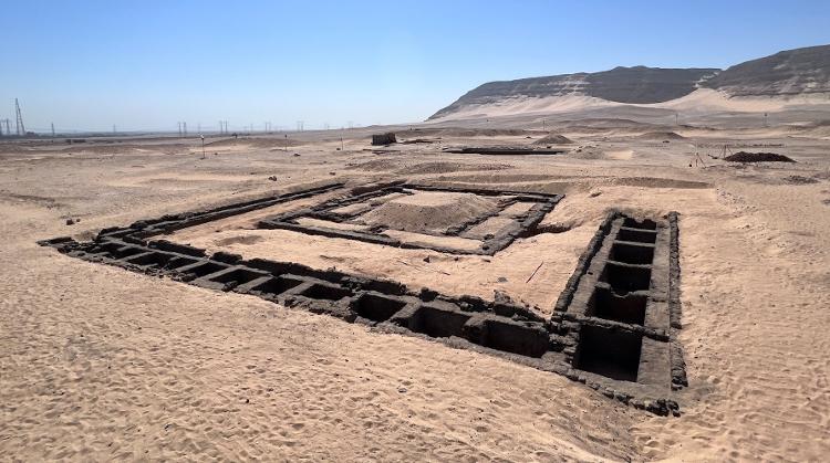 O cemitério real em Abydos, onde está a tumba da rainha Meret-Neith e centenas de suas garrafas de vinho