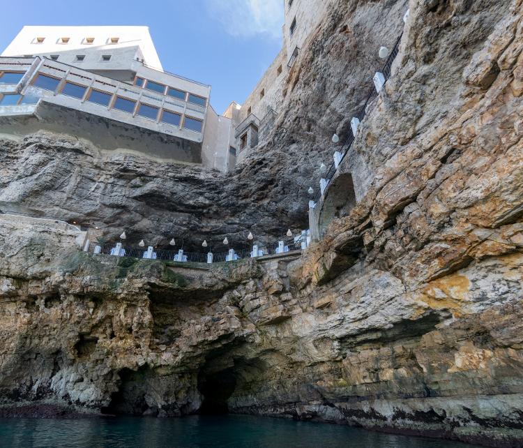 O restaurante Grotta Palazzese oferece mesas incrustadas na rocha de uma caverna