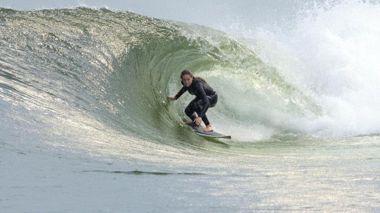 Bela Nalu, promessa do surfe brasileiro, também esteve na piscina com ondas em Garopaba (SC)