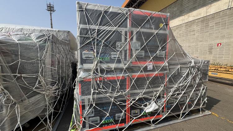 Equipamentos de Bruno Mars no Terminal de Cargas do Aeroporto Internacional de Viracopos, em Campinas (SP)