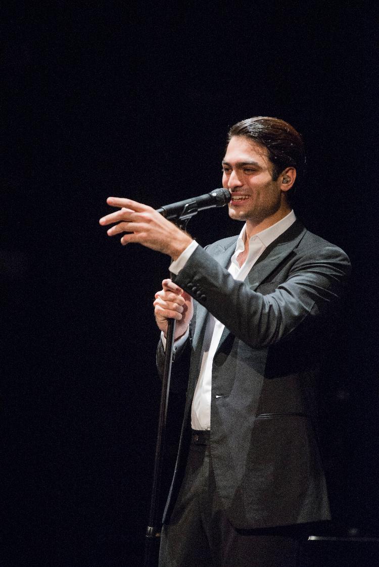 Matteo Bocelli durante show em Milão em outubro de 2023