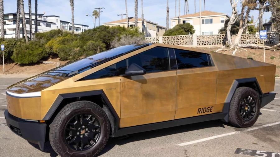 Tesla Cybertruck revestido a ouro