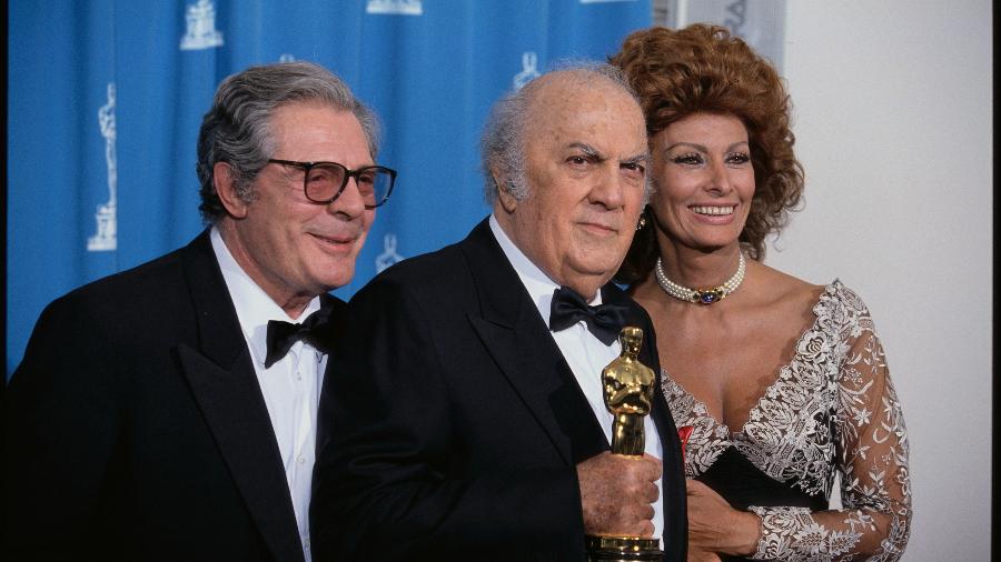 O diretor italiano Federico Fellini (centro) tem quatro Oscars de melhor filme internacional