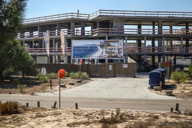 Construções de prédios de luxo em Comporta, Portugal