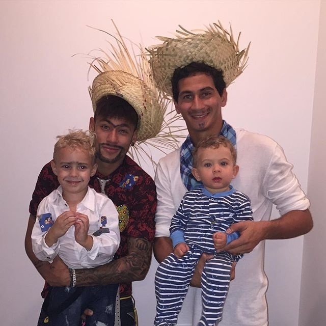 3.jul.2015 - Amigos de longa data, os jogadores Neymar e Ganso posam para foto com os respectivos filhos