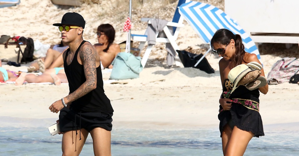 28.jul.2015 - Depois do passeio de iate, Neymar caminhou com uma morena à beira-mar rumo ao bote que levou os dois ao restaurante perto da praia de Ibiza, na Espanha
