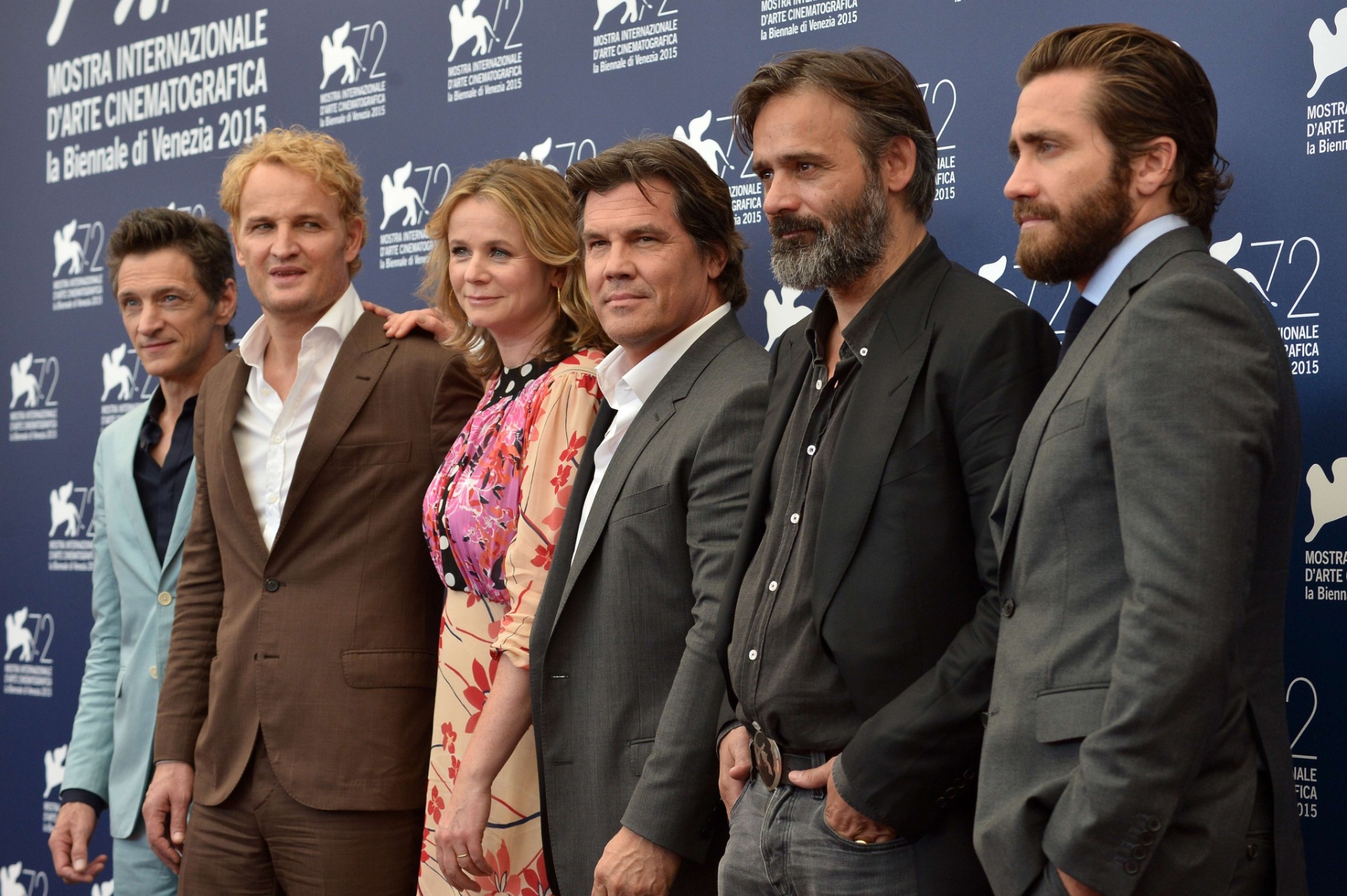 2.set.2015 - A partir da esq.: os atores John Hawkes, Jason Clarke, Emily Watson, Josh Brolin, o diretor islandês Baltasar Kormakur e o ator americano Jake Gyllenhaal posam para fotos durante divulgação do filme "Everest", que abre o Festival de Veneza - Tiziana Fabi/AFP Photo
