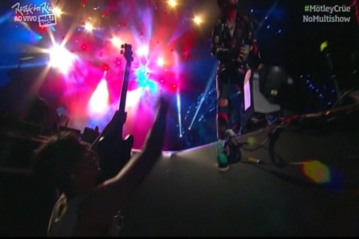 18.set.2015 - O baixista do Mötley Crüe, Nikki Sixx, deu o seu baixo para um integrante da platéia ao fim do show do grupo - Reprodução