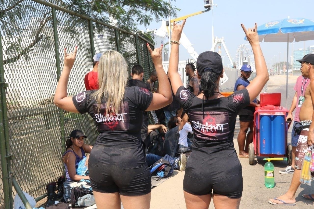 25.set.2015 - Amanda Gomes e Renata Viana, fãs do Slipknot, aguardam abertura do portão para o 5º dia de Rock in Rio - Zulmair Rocha/UOL